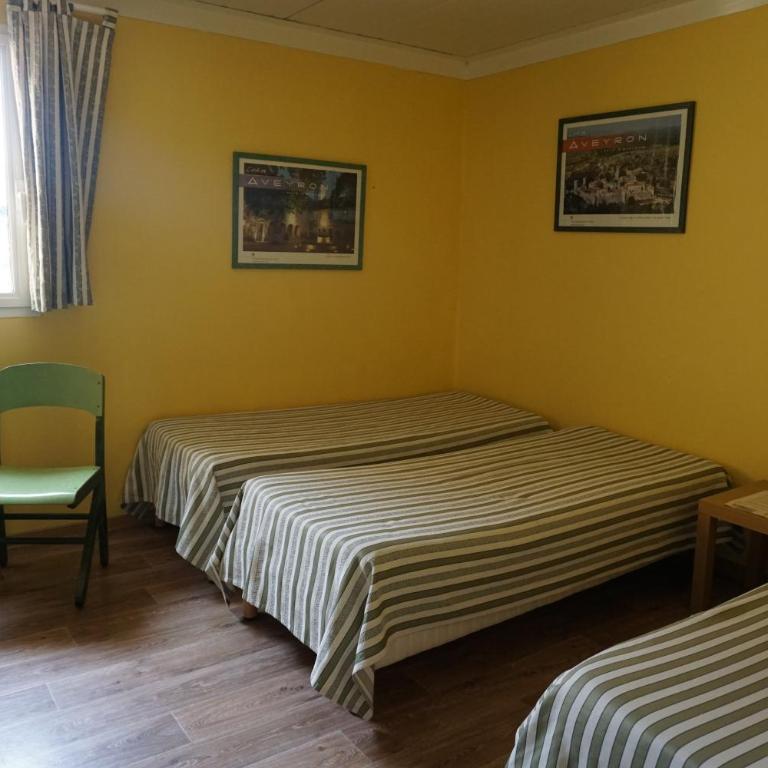 Gîte des Grands Causses - Chambre Quadruple avec Salle de Bains Commune - 1