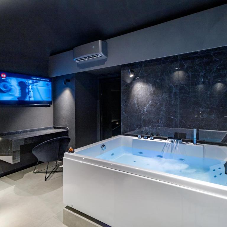 4 Suites " unconventional living rooms " - King Room with Spa Bath - 5