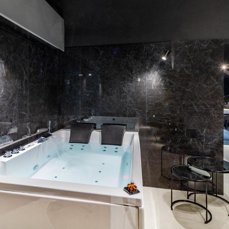 4 Suites " unconventional living rooms " - King Room with Spa Bath - 8