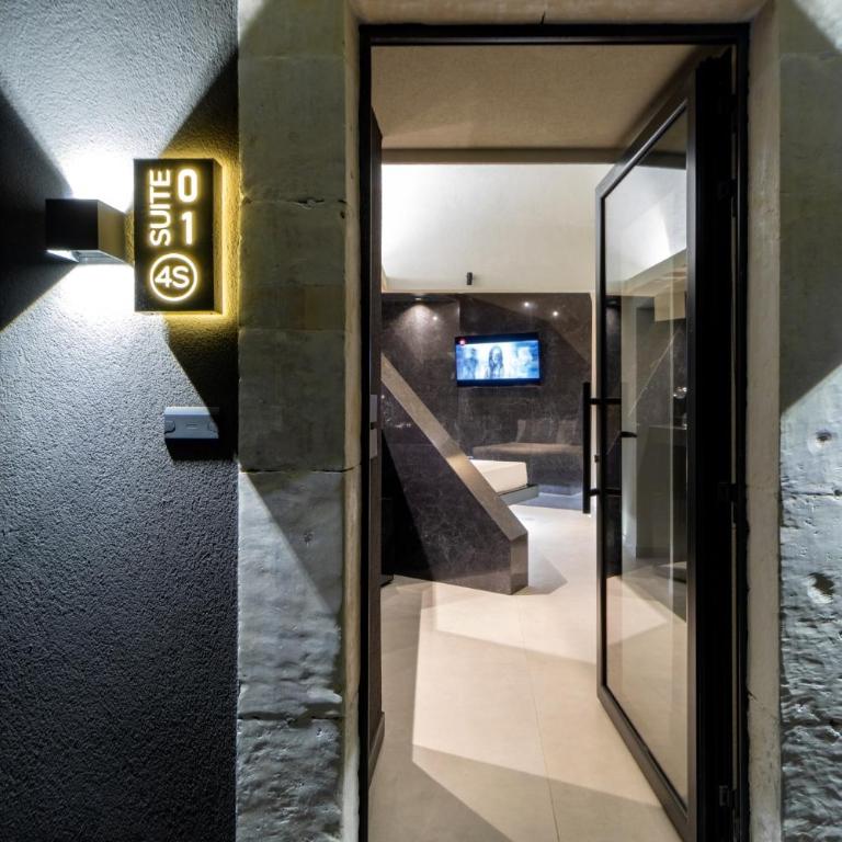 4 Suites " unconventional living rooms " - Queen Room with Balcony - 5