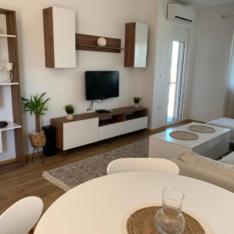 Sunshine & Cozy Apartment - Two-Bedroom Apartment - 1
