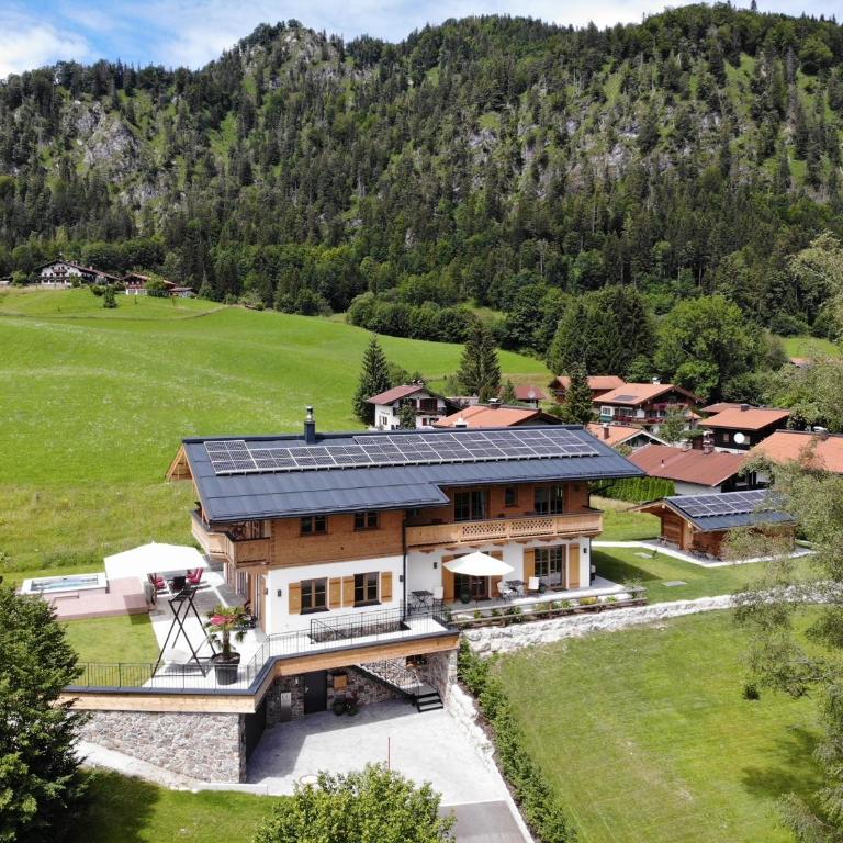 Chalet am Wetterkreuz - Luxus mit Sauna & Whirlpool in Reit im Winkl - Doppelzimmer mit Parkblick - 19