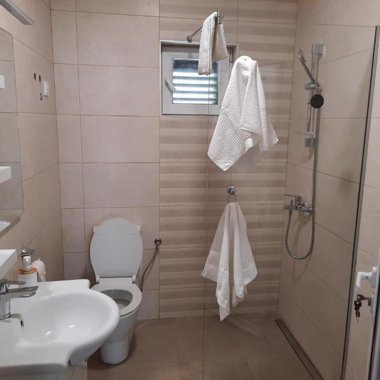 Square Point Apartments - Apartment with Pool View - 3