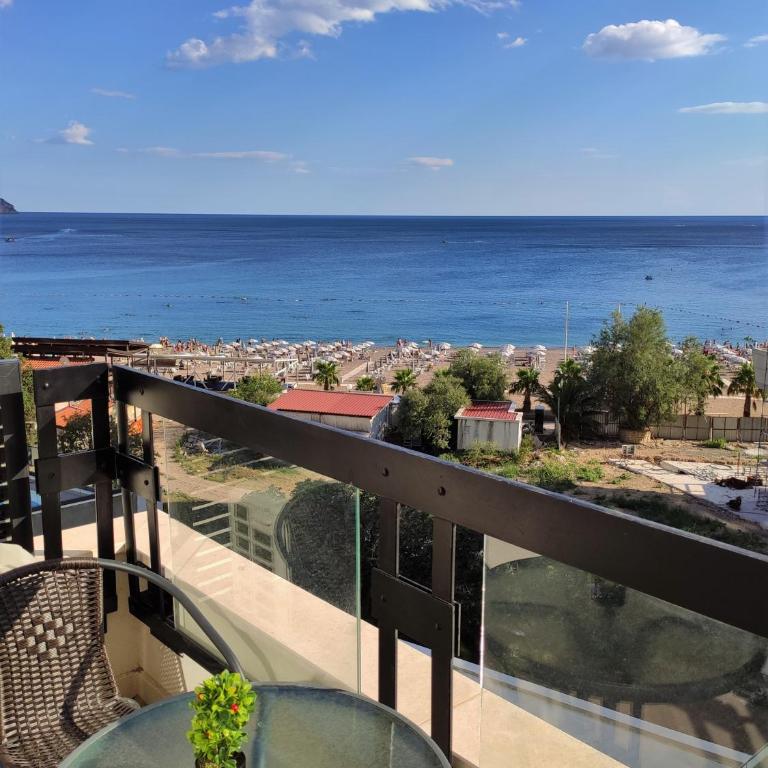 Silver Beachfront Becici - Apartment with Sea View - 1