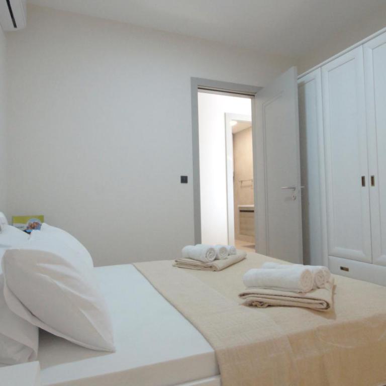 Silver Beachfront Becici - Two-Bedroom Apartment - 13