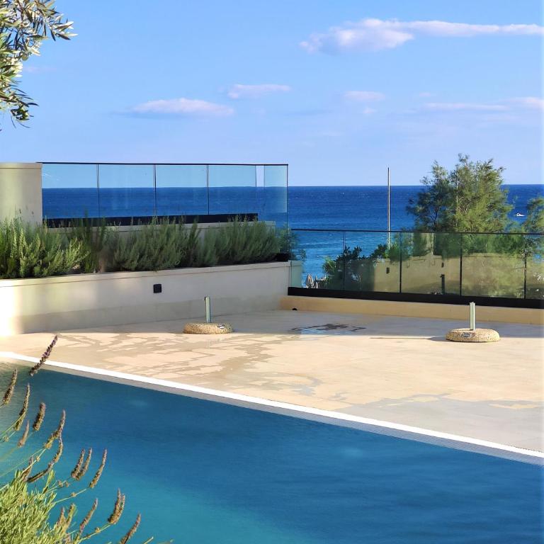 Silver Beachfront Becici - Deluxe Family Suite - 1