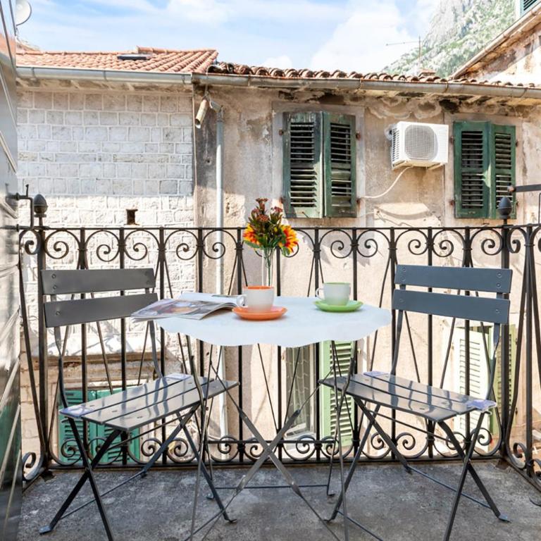 Old Town Mattarelli with Balcony and Street View - One-Bedroom Apartment - 3