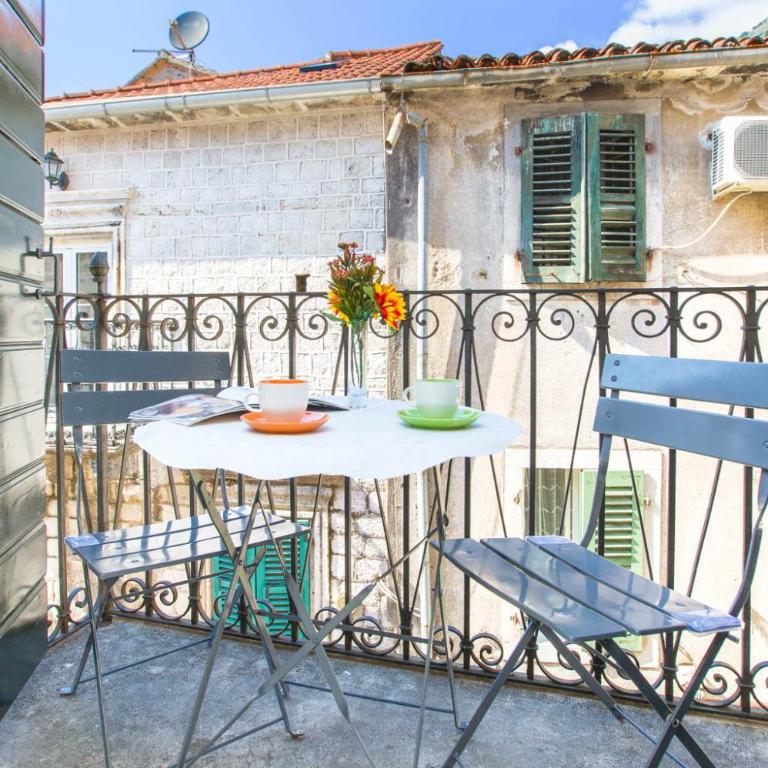 Old Town Mattarelli with Balcony and Street View - One-Bedroom Apartment - 12