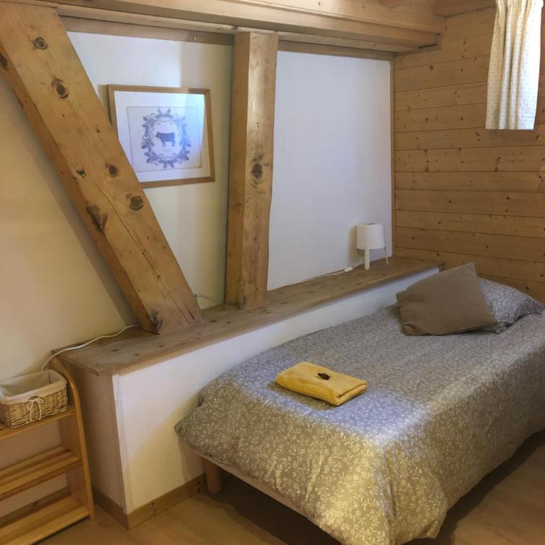 Central Hostel Chatel - Chambre Triple avec Salle de Bains Privative - 9