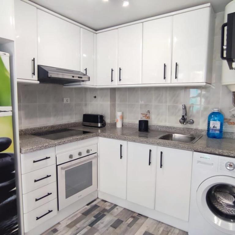 Agradable adosado cerca de la playa - Three-Bedroom House - 16