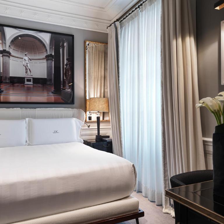 J.K. Place Roma - The Leading Hotels of the World - Camera matrimoniale superior con balcone - 2