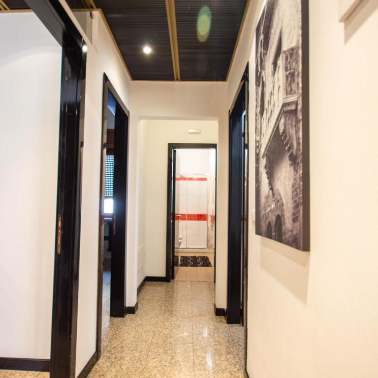 Cattaneo 19 Rooms - Camera Matrimoniale Standard con Bagno in Comune - 14