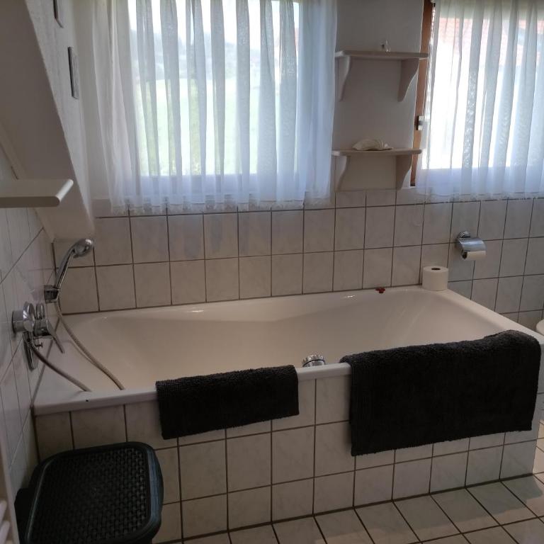 Direkt am Hopfensee- große Ferienwohnung - Apartment mit 1 Schlafzimmer - 25