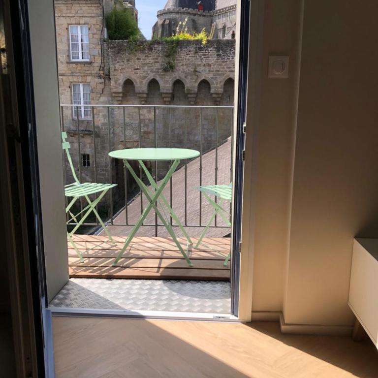 AU COEUR DE VANNES - VUE SUR LES REMPARTS - 2 CH - Two-Bedroom Apartment - 24