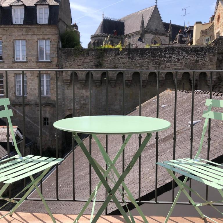 AU COEUR DE VANNES - VUE SUR LES REMPARTS - 2 CH - Two-Bedroom Apartment - 25