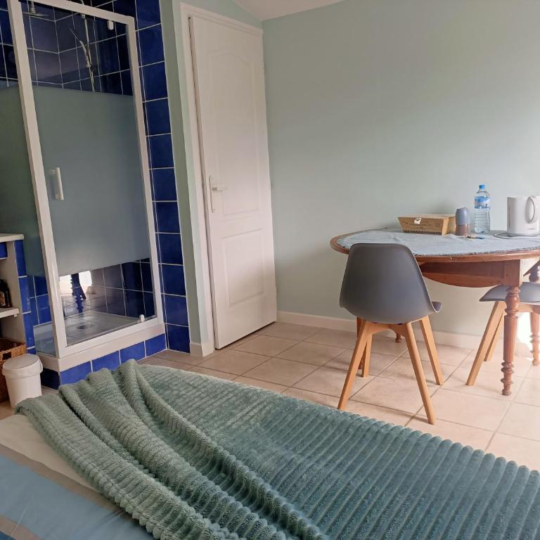 La Sornière - Chambre Double avec Salle de Bains Privative - 3