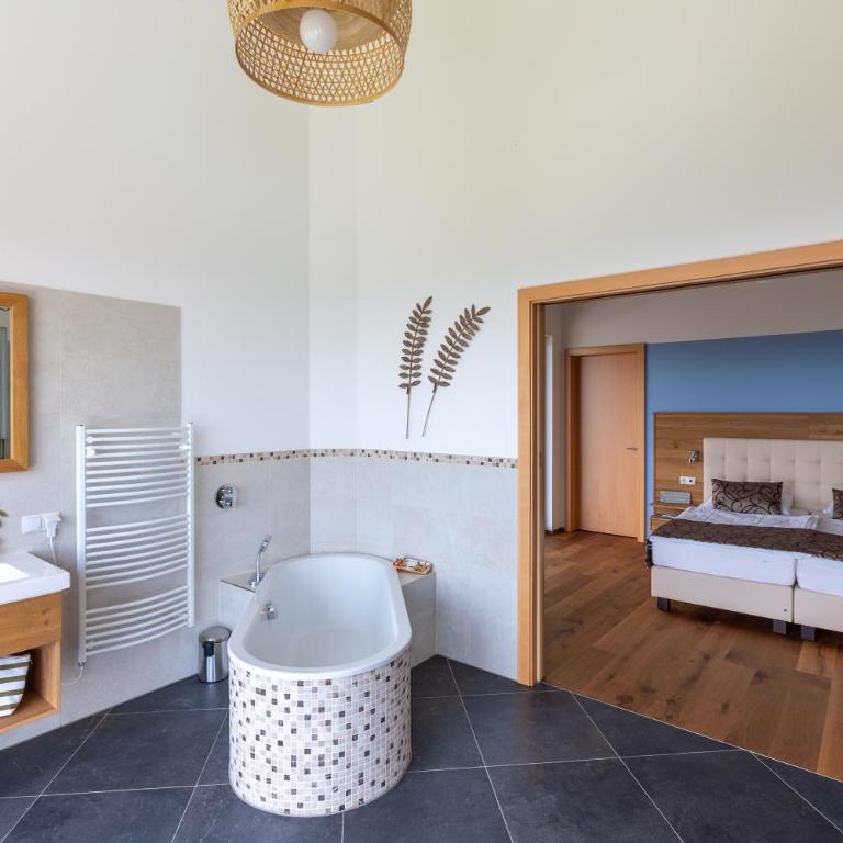 Greim15 --- ganzes Ferienhaus mit Fernsicht, Pool, Wellness - Three-Bedroom Home - 24