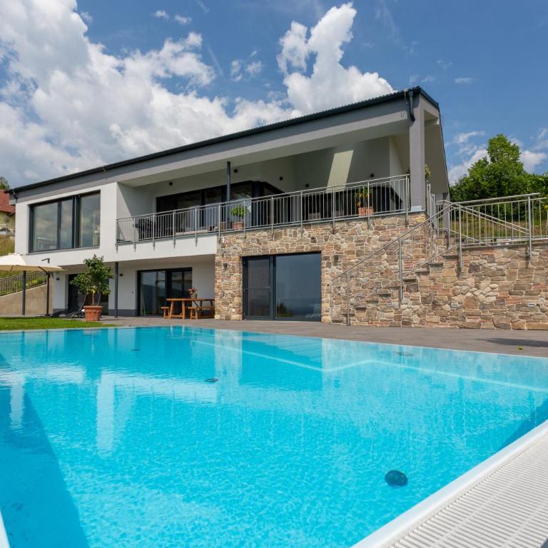 Greim15 --- ganzes Ferienhaus mit Fernsicht, Pool, Wellness - Three-Bedroom Home - 2