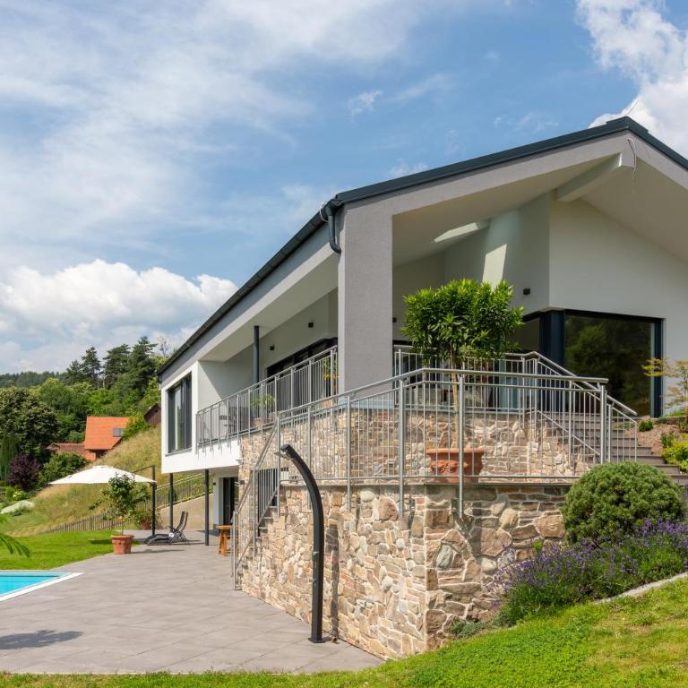 Greim15 --- ganzes Ferienhaus mit Fernsicht, Pool, Wellness - Three-Bedroom Home - 5