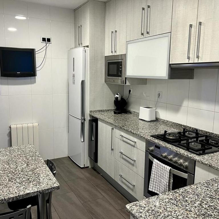 Large Apartment near FIRA and City Center - Apartamento - 6