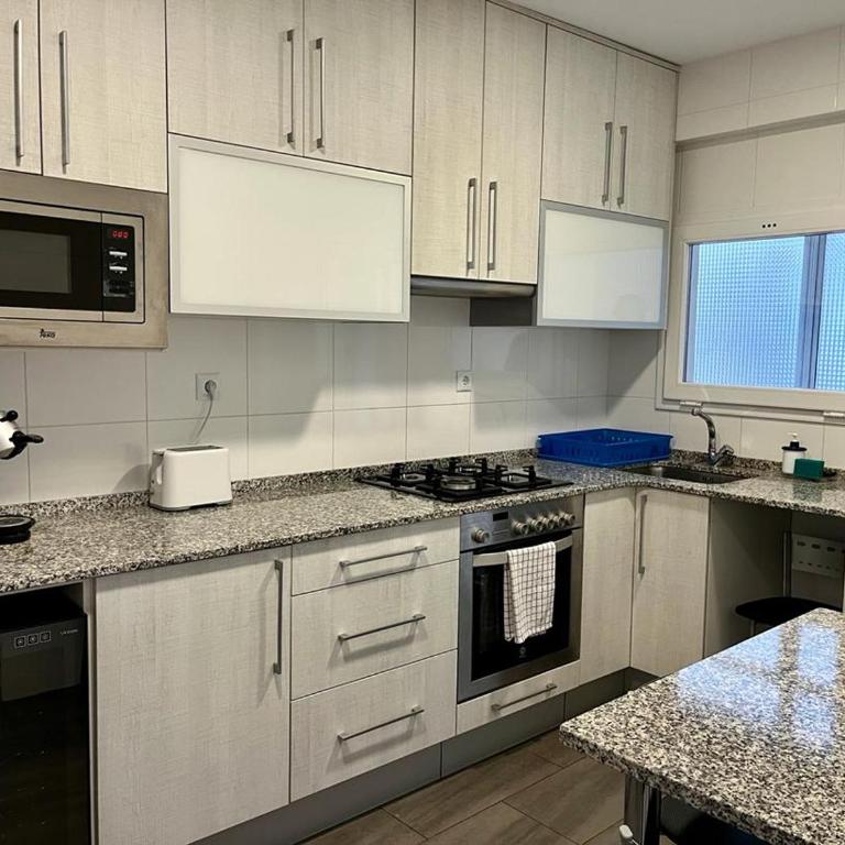 Large Apartment near FIRA and City Center - Apartamento - 4