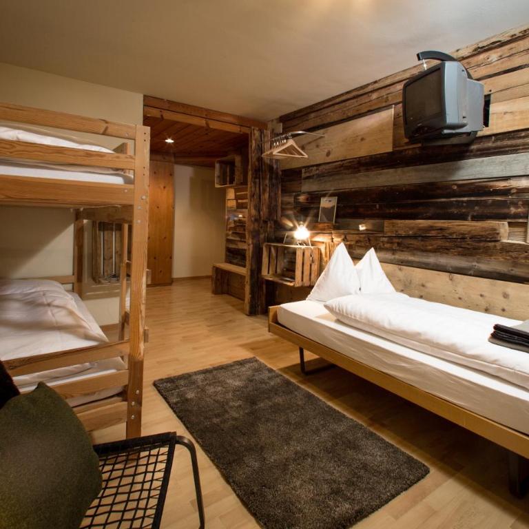 Arena Lodge - Budget Vierbettzimmer im Untergeschoss mit Etagenbett und 2 Einzelbetten - 2
