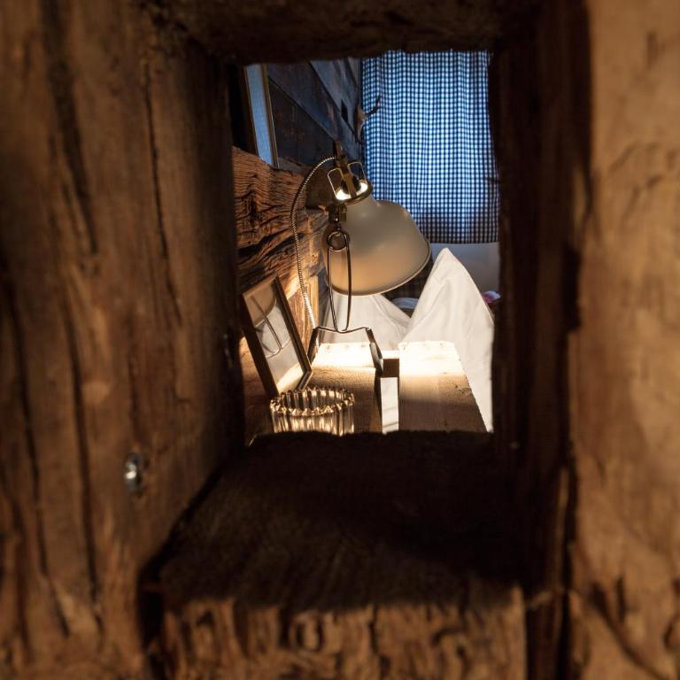 Arena Lodge - Budget Vierbettzimmer im Untergeschoss mit Etagenbett und 2 Einzelbetten - 1