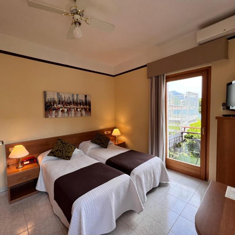 Hotel Conca d'Oro - Camera Matrimoniale con Balcone e Vista Collina - 4