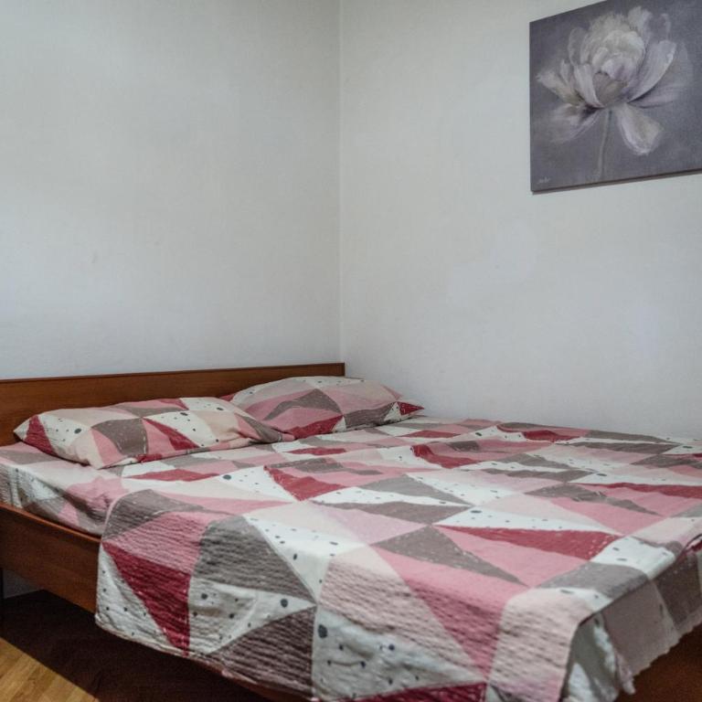 Hostel Center - Osnovna Trokrevetna Soba sa Zajedničkim Kupatilom - 3