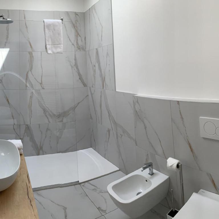 Residence La Margherita - Appartamento Deluxe con 2 Camere da Letto - Dependance con Vista Giardino - 3