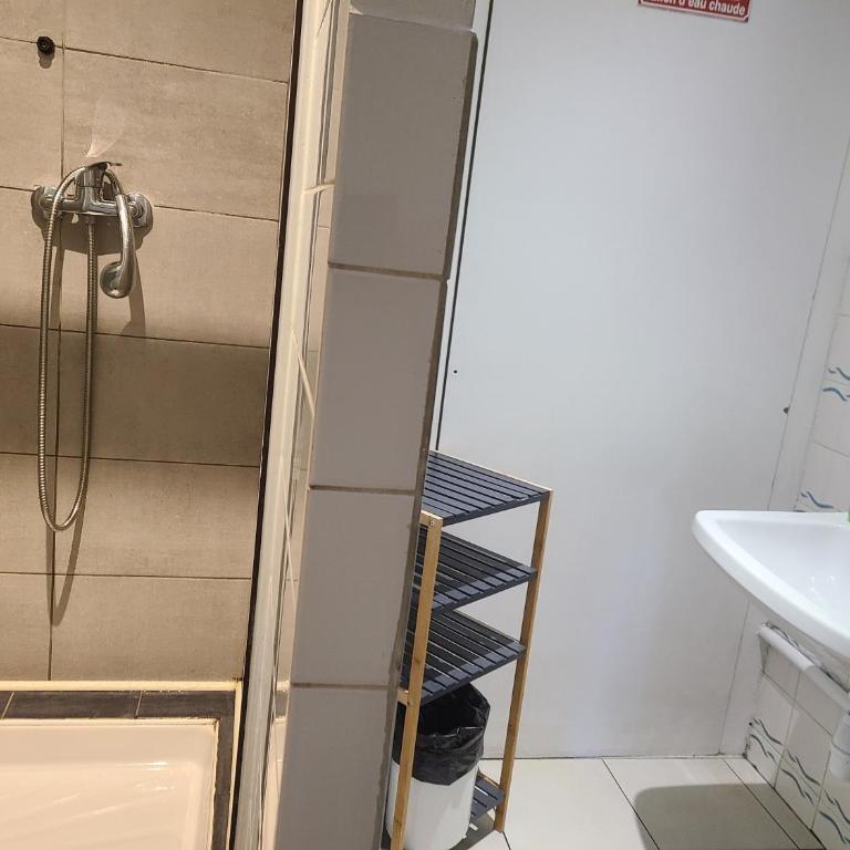 Hotel de la Gare - Chambre Lits Jumeaux avec Salle de Bains Commune - 2