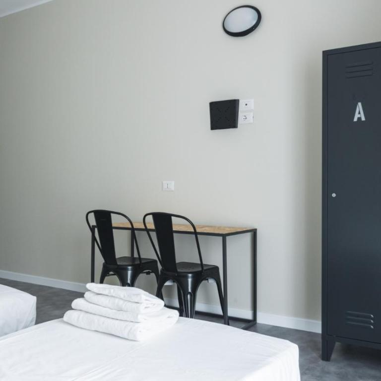 Piccolo Catalunya Hostel - Triple Room with Balcony - 8