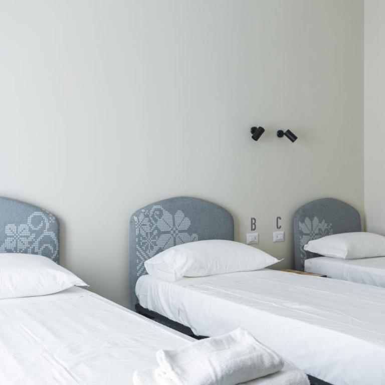 Piccolo Catalunya Hostel - Triple Room with Balcony - 11