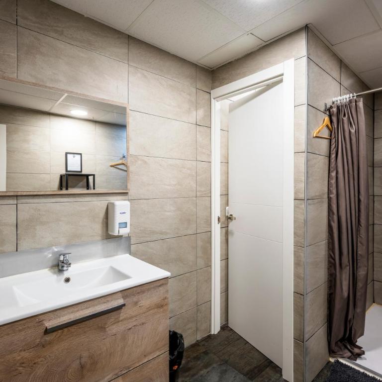 The Venue Hostel Boutique - Bed in 10-Bed Mixed Dormitory Room - 3