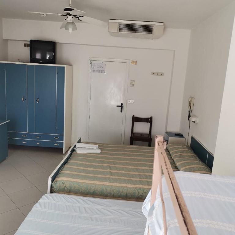 Hotel Moresco Riccione - Piscina Beach Village - Standard Family Room - 4