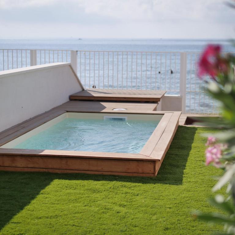 Belle Vue Hôtel - Chambre Double avec Piscine Privée - Vue sur Mer - 10