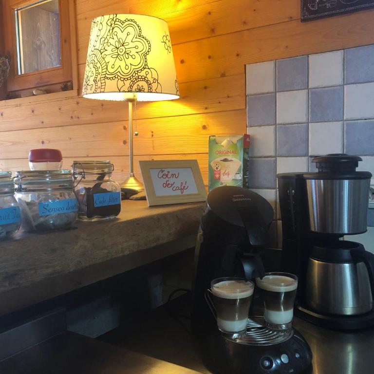 Central Hostel Chatel - Chambre Quadruple avec Salle de Bains Privative - 8