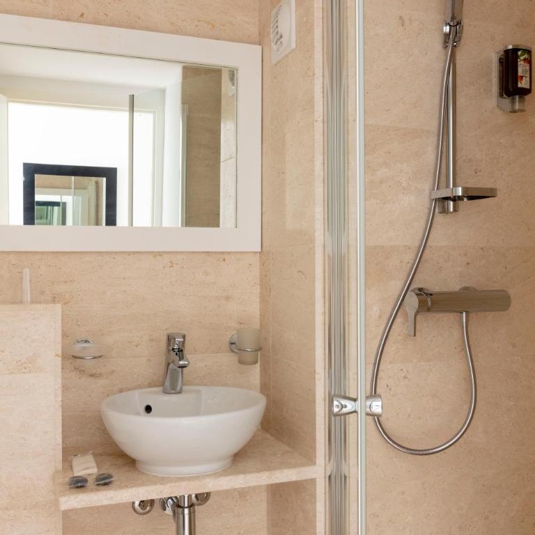 Hotel Alcyon - Petite Chambre Double avec Vue sur l'Arrière de l'Établissement - 2