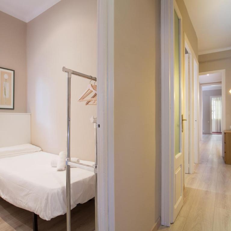 Housalia Sagrada Familia - Three-Bedroom Apartment B - Aragó 423 - 18