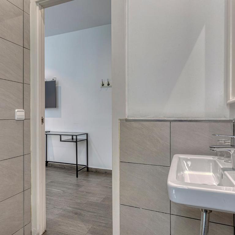 HOSTAL BEDMATES - Premium Twin Room - 2