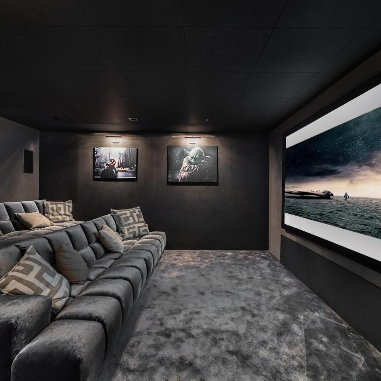 Chalet de luxe avec jacuzzi, salle cinéma et piscine au centre de Megève - FR-1-569-10 - Chalet (12 Adultes) - 14
