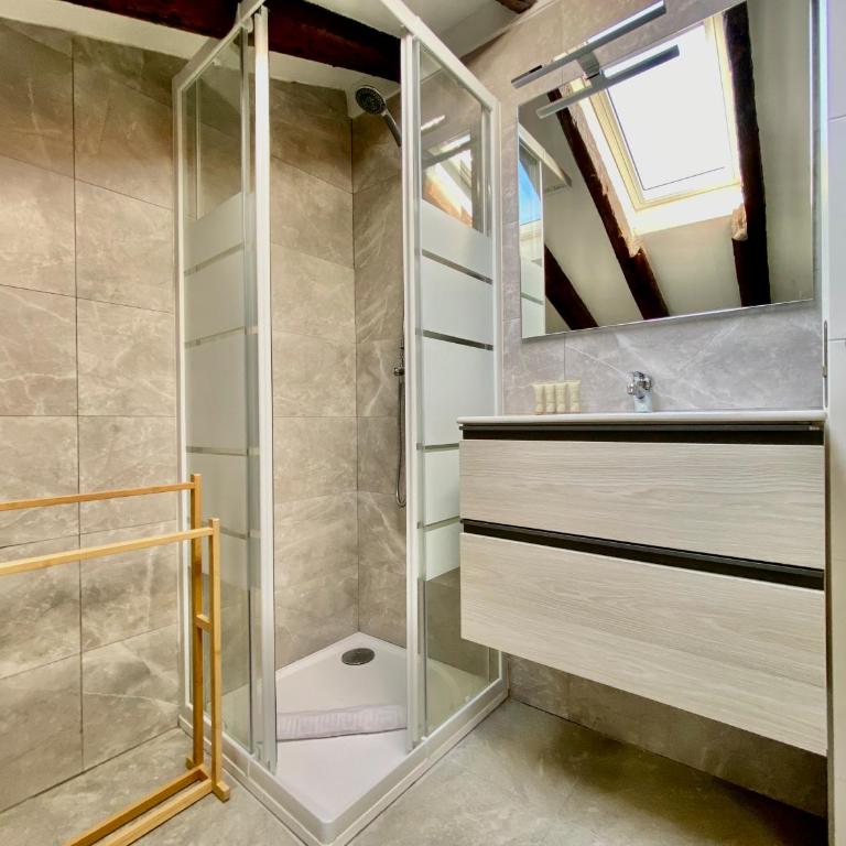 Malasaña Attic - In the city center - One-Bedroom Apartment - 6