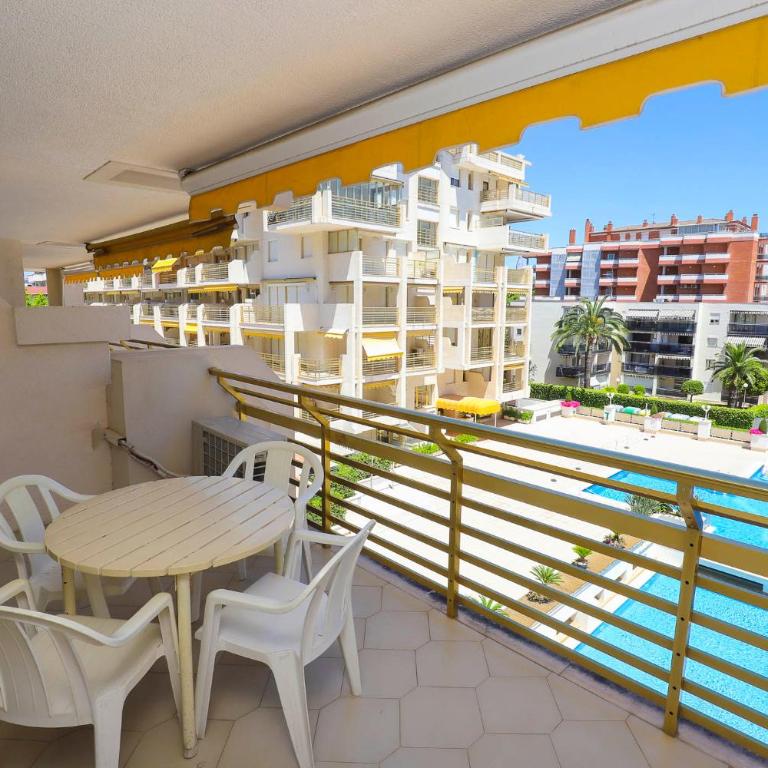 DIFERENTFLATS Novelty - Apartamento con vistas a la piscina - 1