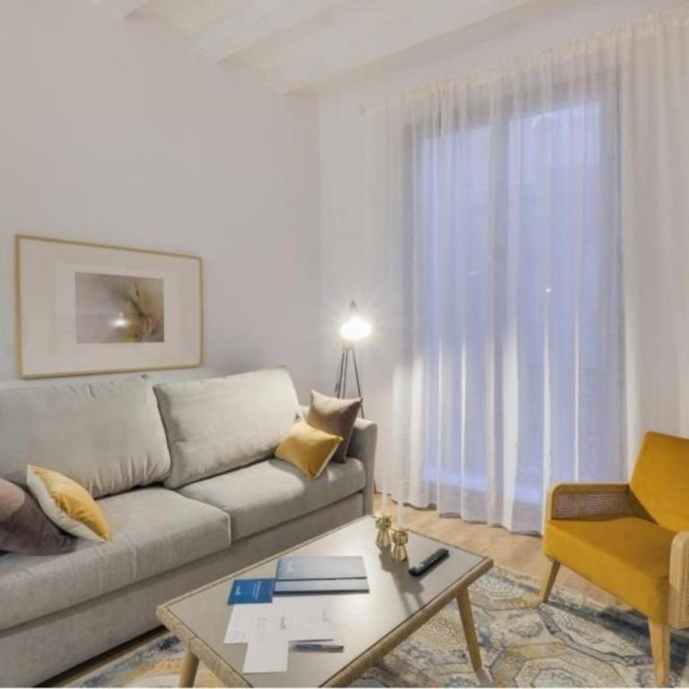 Sweett - The Gothic - Three-Bedroom Apartment with Balcony - 4