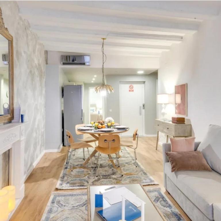 Sweett - The Gothic - Three-Bedroom Apartment with Balcony - 2