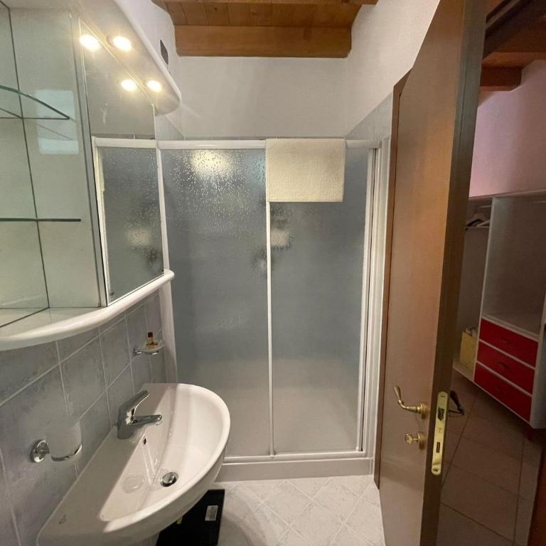 La FIOCCHINA - Magic Place - apartments & studios in Garda Lake - countryside farmhouse, inside the middle of the lake between sky & water - Monolocale con Vista Lago - 8