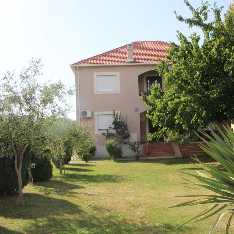 Large Three-Bedroom Apartment 2 Min from Airport - Apartman sa 3 Spavaće Sobe - 11