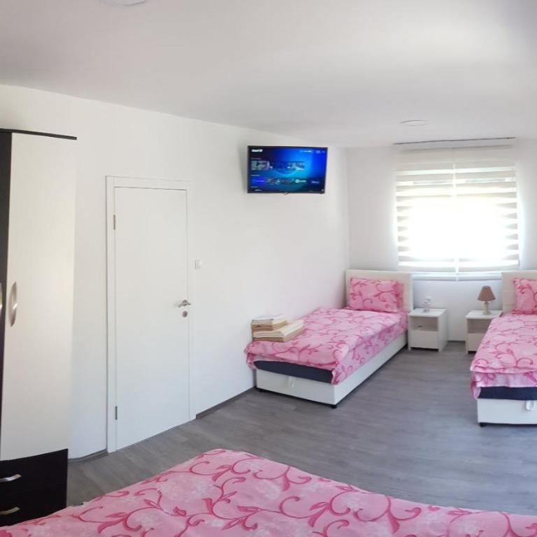 Apartmani Hani - Četvorokrevetna Soba sa Balkonom - 12