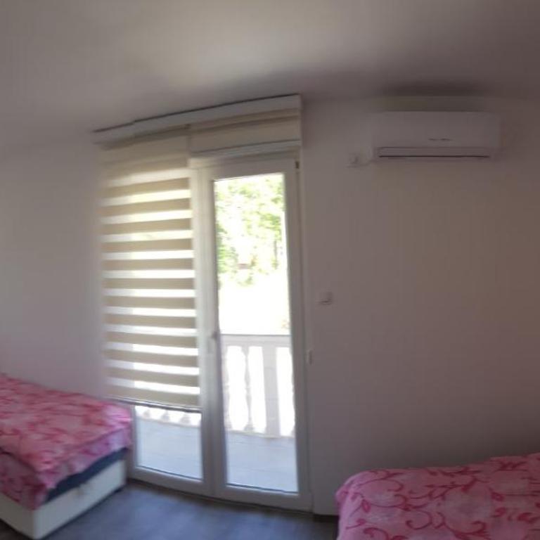 Apartmani Hani - Četvorokrevetna Soba sa Balkonom - 13