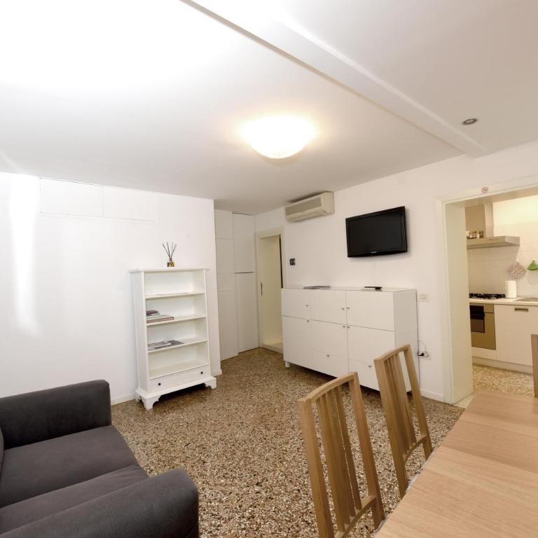 Cosy 2BR in Castello Heart Independent Walk to San Marco & Biennale - Two-Bedroom Apartment - 10